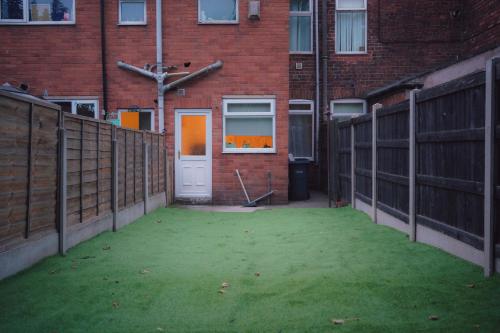 Kert, Modern 2BR House in Rotherham Contractor and Family in Rawmarsh