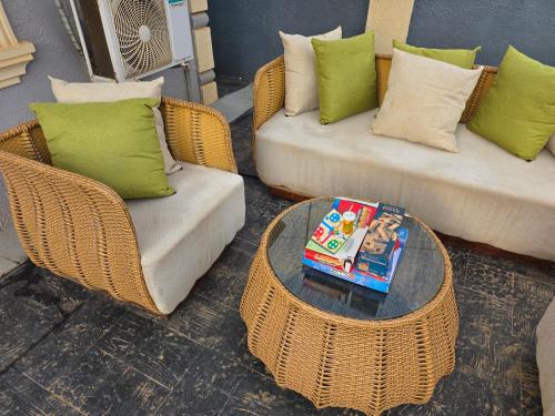 Exquisite and Cozy 3-bedroom Apt with hot-tub, WiFi, DSTV, and Inverter Power Backup in Ifako-Ijaiye