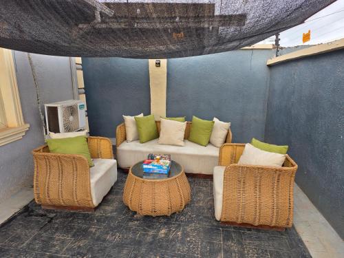 Exquisite and Cozy 3-bedroom Apt with hot-tub, WiFi, DSTV, and Inverter Power Backup in Ifako-Ijaiye
