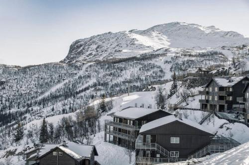 Ski in-Ski out with Sauna and Modern Mountain Comfort – khách sạn tại Ulsak