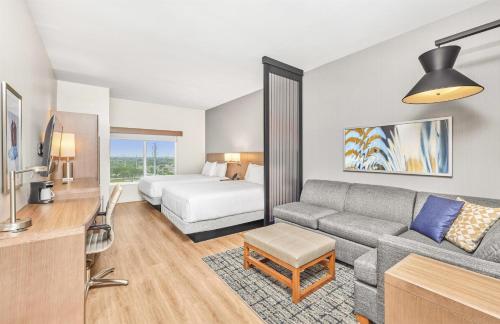 2 queen beds, 1 sofa bed