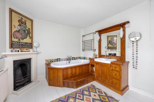 Bathroom, The Walled Garden by Huluki in Hurstpierpoint and Sayers Common