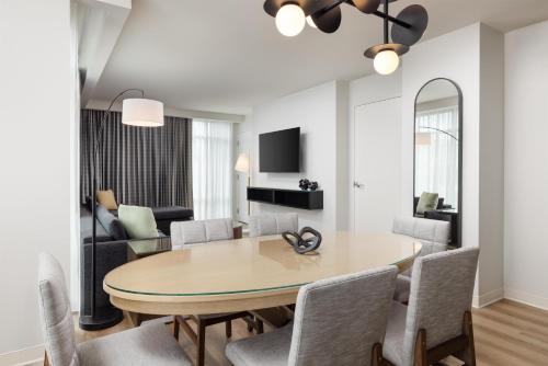 Embassy Suites By Hilton Chattanooga Downtown - image 11