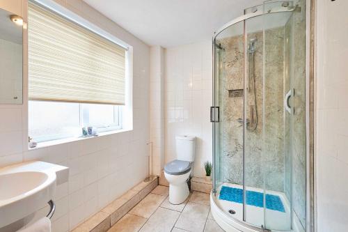 Ducha, Host & Stay - The Reading Room in Hexham