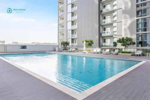 Swimming pool, Blue Breeze - Luxury 2BR in Sobha Creek Vistas Near Downtown in Nad Al Sheba