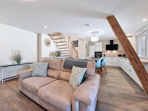 共用Lounge/電視區, L'ECRIN DU BONHEUR - Neuf - Tout confort - Parking - Proche de Strasbourg - Spacieux - Proche Transp in 斯蒂澤姆奧方內姆