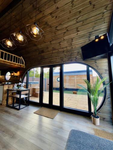 Luxury Glamping Pods at Pool House Farm in 立馬斯頓