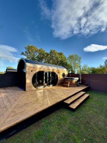 Luxury Glamping Pods at Pool House Farm in 立馬斯頓