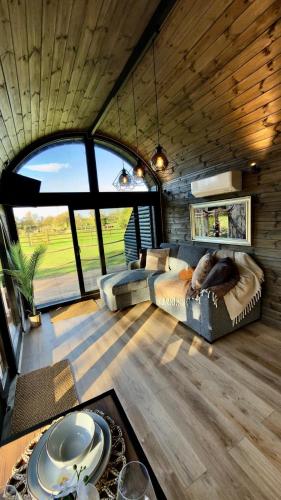 Luxury Glamping Pods at Pool House Farm in 立馬斯頓