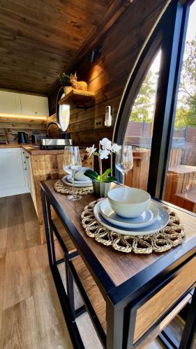 Luxury Glamping Pods at Pool House Farm in 立馬斯頓