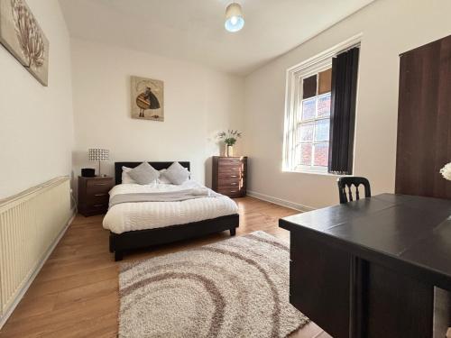 4 Beds-Sleeps 8-Central-Office Space