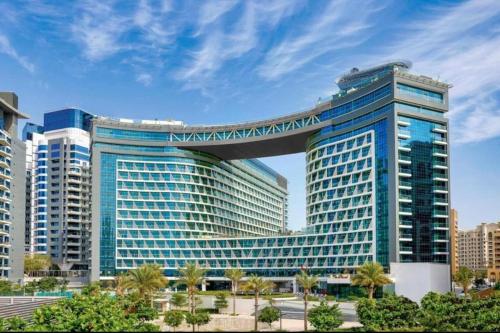 Chic Studio with Beach & Rooftop Pool Access, Dubai