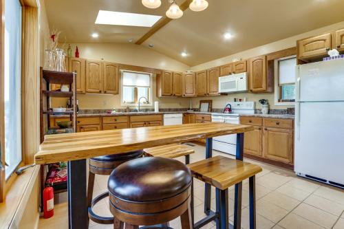 Deep Creek Lake Townhome with Deck and Water Views - image 6