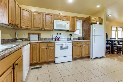 Deep Creek Lake Townhome with Deck and Water Views in Oakland, USA
