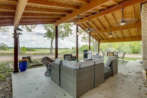 Family Home with Covered Patio and Grill in La Grange in La Grange (Texas)