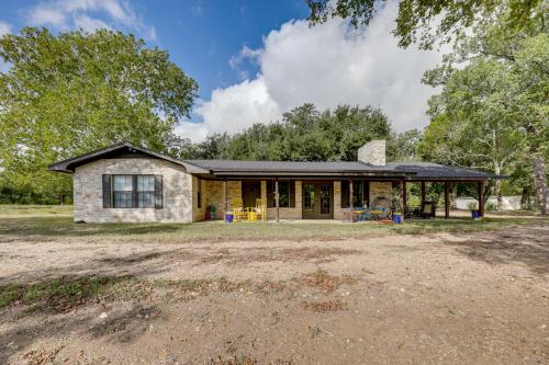 Family Home with Covered Patio and Grill in La Grange in La Grange (Texas)