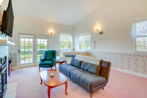 Ocean Shores Condo with Private Tub Less Than 1 Mi to Beach!, Ocean Shores