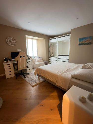 Chambre avec salle de bain tourelle