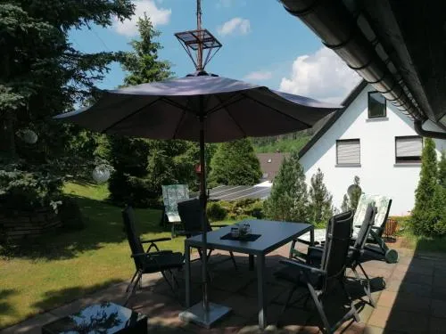 Häuschen in grüner Idylle in Bad Gottleuba-Berggießhübel, Deutschland