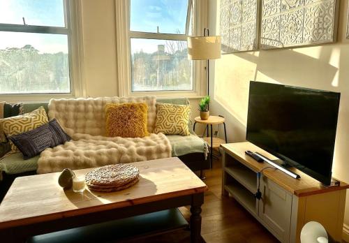 Airy Bright apartment in st Leonards
