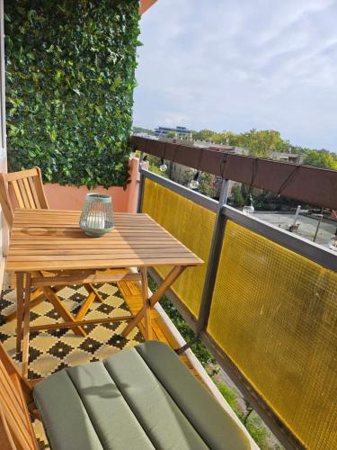 ระเบียง/ชานเรือน, Modern apartment with balcony and free parking in เซสตาเคิร์ต