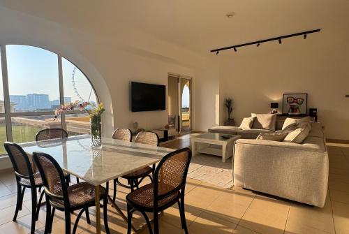 Large 5-BR JBR Apartment, Perfect for Families, Easy Beach Access, Dubái
