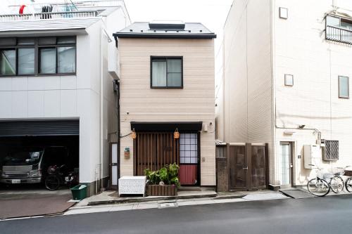 Spacious 3-Story House with 2 Baths, 7 min to Metro direct to Akihabara Ueno Ginza