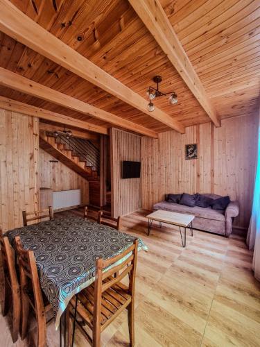 Koplietošanas atpūtas telpa ar TV, Bacho's cottages Mzetamze - cozy mountain retreat in Kimotesubani