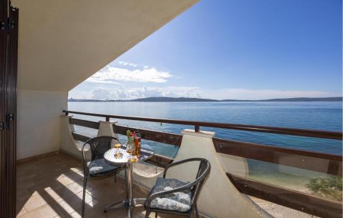 Two-Bedroom Apartment Kastel Kambelovac With Sea View 02 – khách sạn tại Kastel Kambelovac