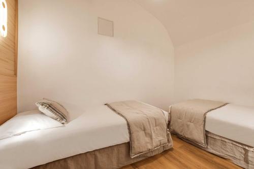 BEAUFITUL APMT - AC -2BR-6P- NOTRE DAME - image 9