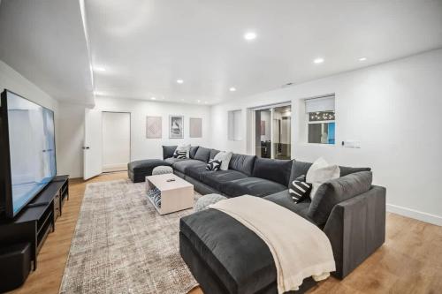 Luxe Family Retreat with Private Pickleball a Large Swim Spa indoor Movie Theatre 2 Outdoor Firepits in Lindon