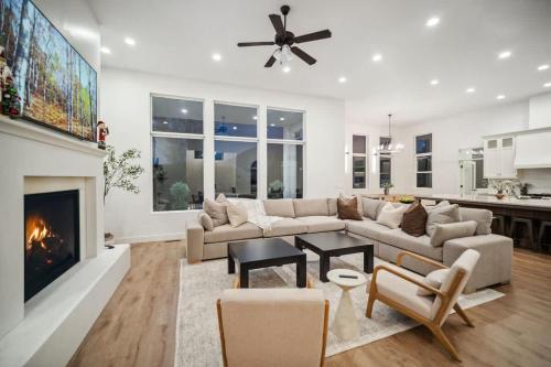 Luxe Family Retreat with Private Pickleball a Large Swim Spa indoor Movie Theatre 2 Outdoor Firepits in Lindon