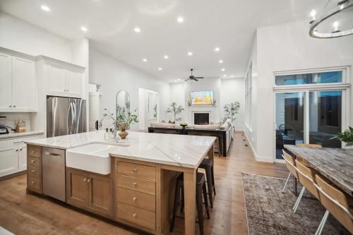 Luxe Family Retreat with Private Pickleball a Large Swim Spa indoor Movie Theatre 2 Outdoor Firepits in Lindon