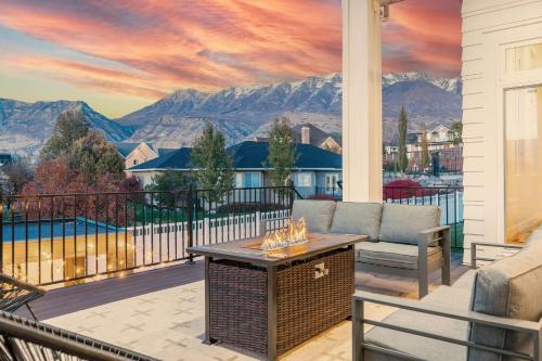 Luxe Family Retreat with Private Pickleball a Large Swim Spa indoor Movie Theatre 2 Outdoor Firepits in Lindon