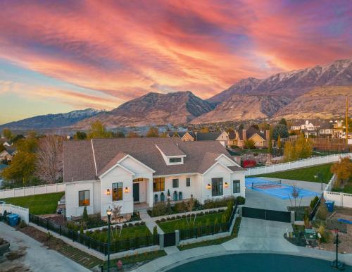 Luxe Family Retreat with Private Pickleball a Large Swim Spa indoor Movie Theatre 2 Outdoor Firepits in Lindon