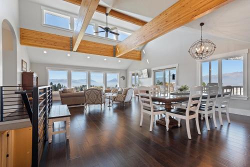 Stunning views sleeps 10 firepit decks hot tub