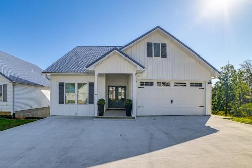 Family Home w/ Lake View From Back Deck in Lake City (KY)