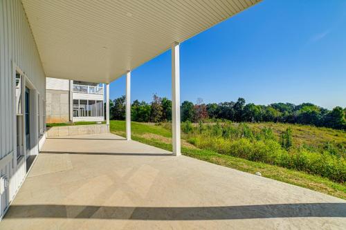 Family Home w/ Lake View From Back Deck in Lake City (KY)