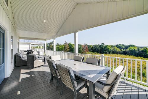 Family Home w/ Lake View From Back Deck in Lake City (KY)