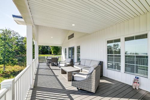 Family Home w/ Lake View From Back Deck in Lake City (KY)