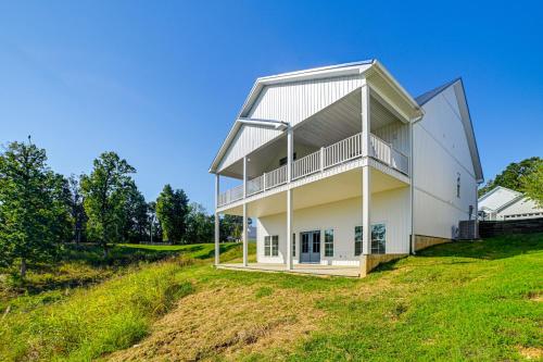 Family Home w/ Lake View From Back Deck in Lake City (KY)