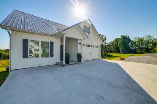 Family Home w/ Lake View From Back Deck in Lake City (KY)
