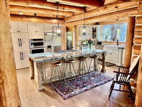 Rustic Sundance cabin sleeps 13 hottub firepits