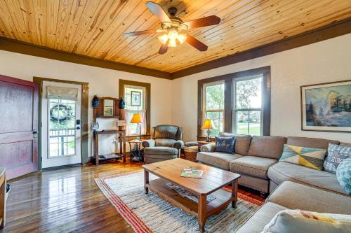 Walk to Downtown: The Porch Swing Cottage in Vinsboro (TX)