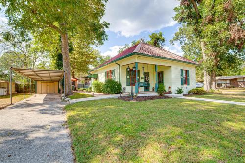 Walk to Downtown: The Porch Swing Cottage in Vinsboro (TX)