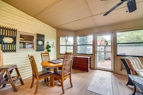 Walk to Downtown: The Porch Swing Cottage in Vinsboro (TX)