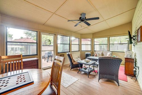 Walk to Downtown: The Porch Swing Cottage in Vinsboro (TX)