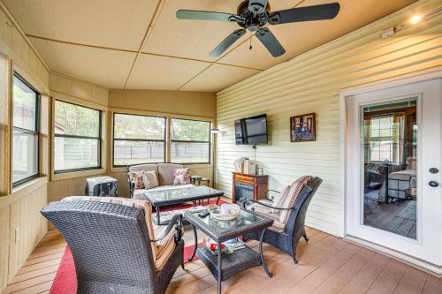 Walk to Downtown: The Porch Swing Cottage in Vinsboro (TX)