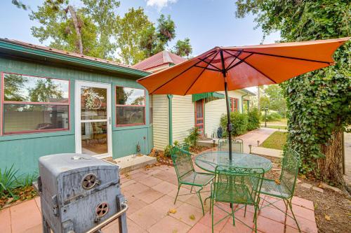 Walk to Downtown: The Porch Swing Cottage in Vinsboro (TX)