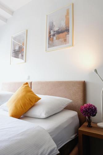 2 twin beds